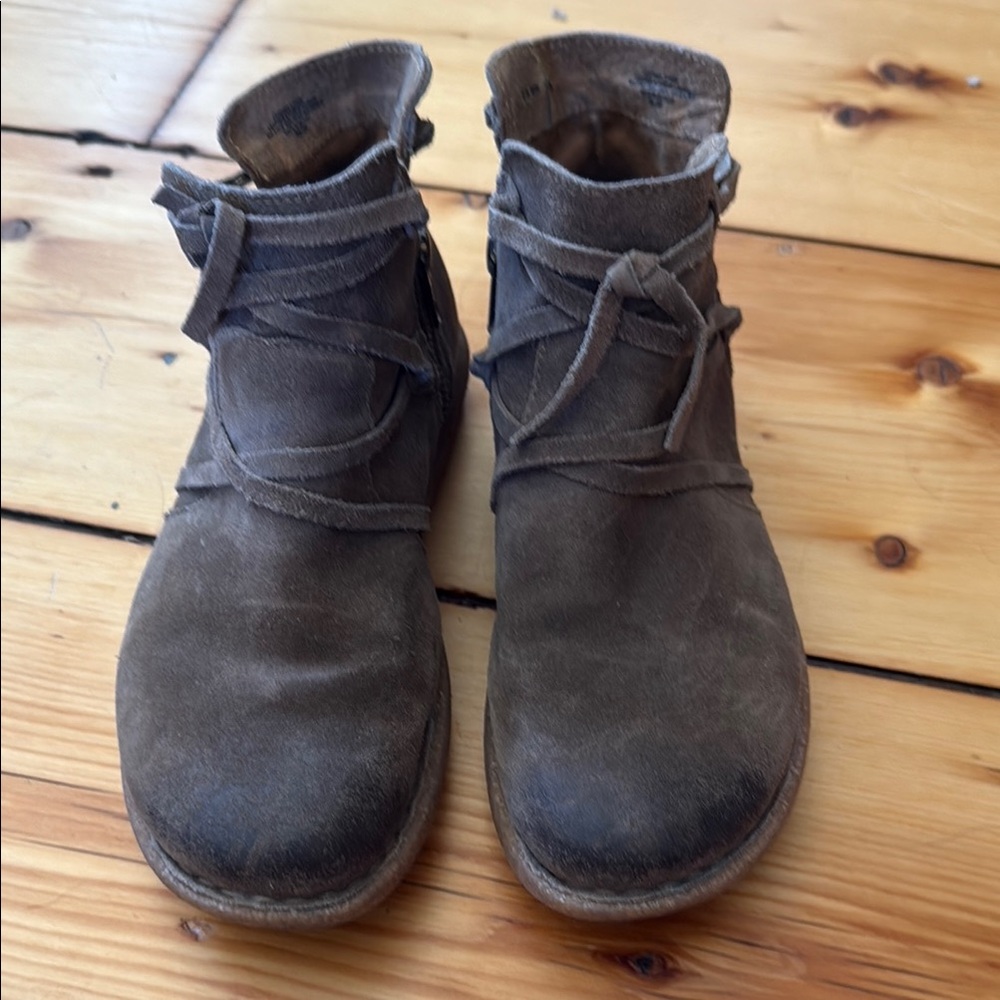Born TarKiln brown suede leather ankle booties W 8
